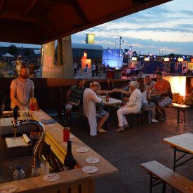 over_het_IJ_festival_art_venture_volunteers_bar_view_1